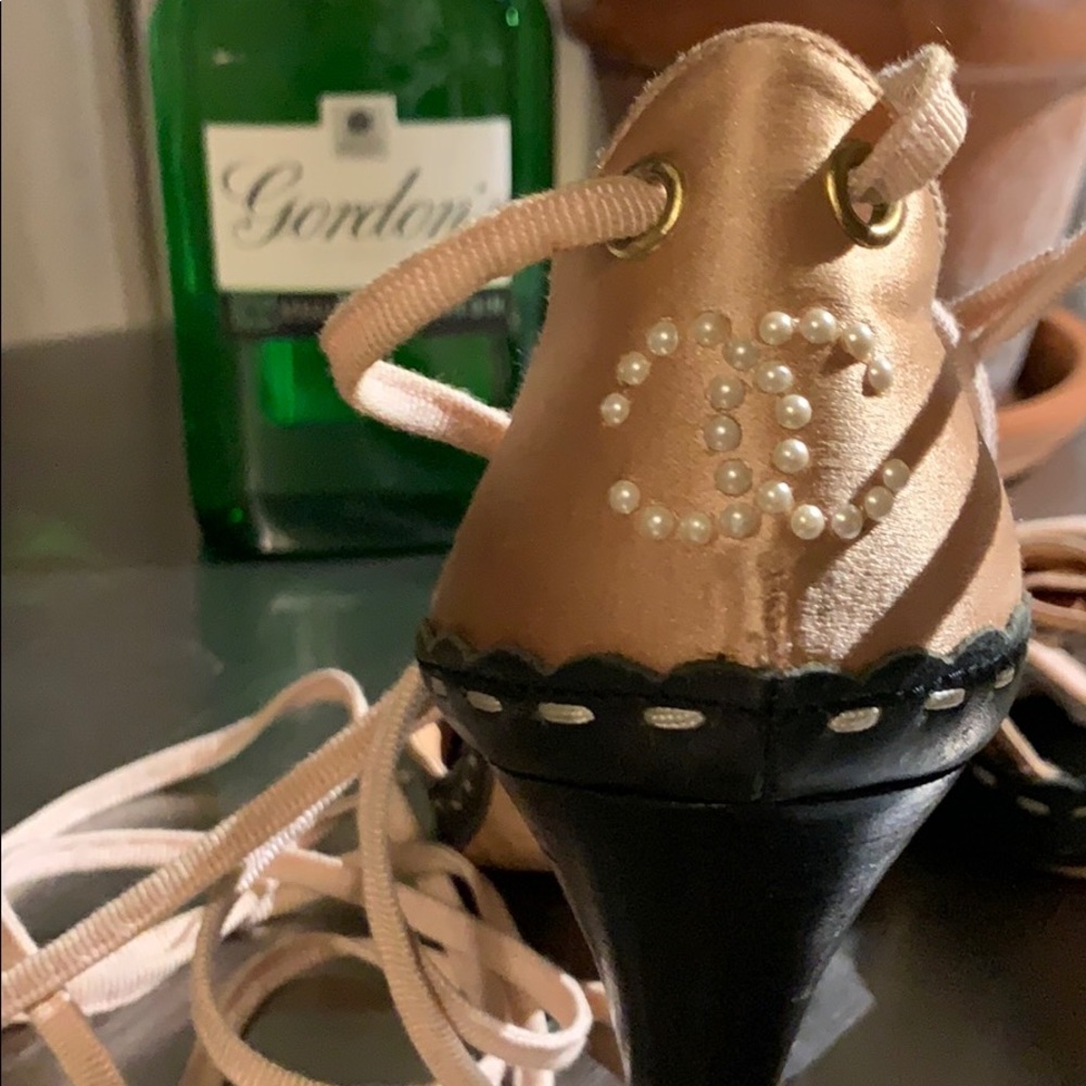 CHANEL Vintage Cloth Heels - Picture 5 of 16